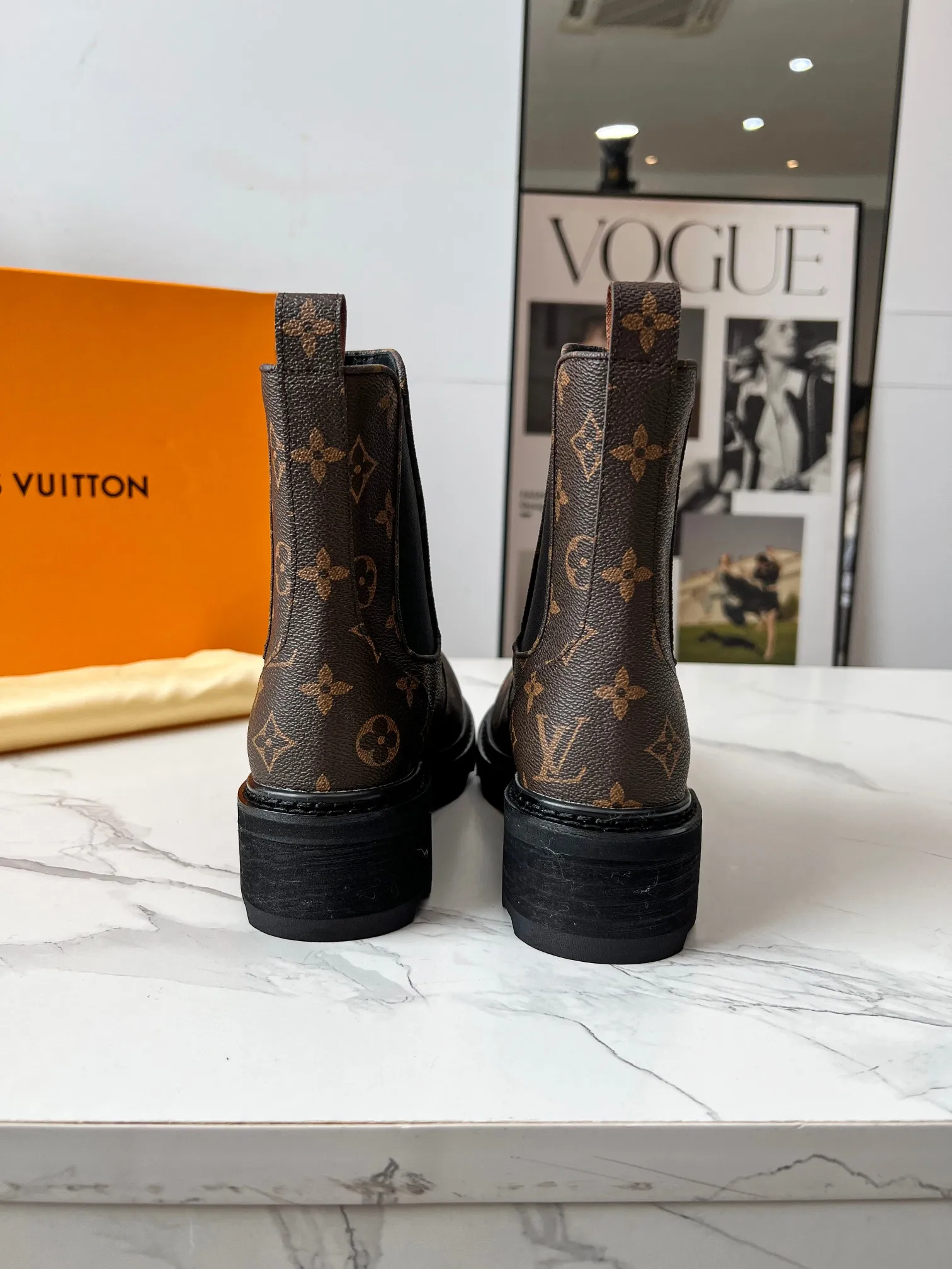 👟👟Ex-factory price 540👟👟 LOUS VUITON 🔥🔥🔥️ The latest short boots model from Louis Vuit 2025 official website, official website 💯 original version 1:1. LV Beaubourg uses calfskin to present a Chelsea-style upper, with a lightweight thick sole. Monogram canvas trim and contrast stitching outline the elastic side panels and seams respectively, cleverly interpreting the balance of strength and softness. It is a fashionable short boot that is comfortable and generous, versatile and very good-looking. Upper: Full-grain calfskin. Lining feet: sheepskin. Color: black/coffee, 35 to 40 yards, (414243 yards can be customized without return or exchange) Bosses are welcome to place orders